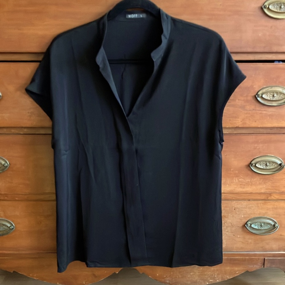 {Motif} Black V-Neck Top